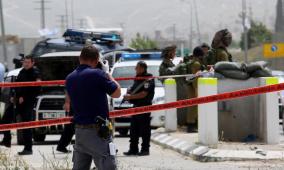 استشهاد مواطن وإصابة جنديين في عملية طعن قرب رام الله