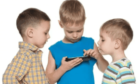 ما العمر المناسب لمنح طفلك هاتفًا ذكيًا؟ دراسة تجيب