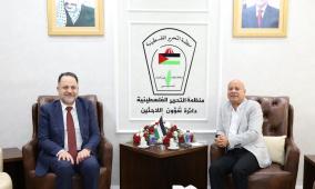 أبو هولي يبحث مع رئيس سلطة المياه التدخلات العاجلة لمعالجة أزمة تزويد المياه في المخيمات