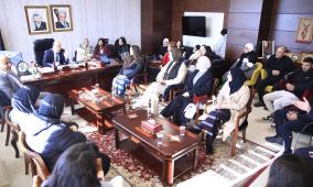 المدرسة الوطنية للإدارة تستقبل وفدًا طلابيًا في تخصص الإدارة العامة والقانون بجامعة القدس – أبو ديس