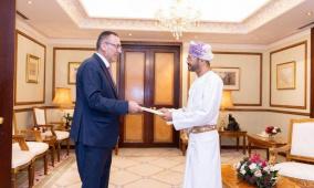الرويضي يسلم نسخة من أوراق اعتماده لوزير خارجية سلطنة عُمان سفيرا لدولة فلسطين