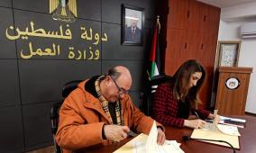 وزارة العمل ومركز الديمقراطية وحقوق العاملين يوقعان مذكرة تفاهم