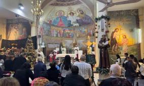 بعد عامين من الإبادة … الاحتفال بعيد الميلاد المجيد وإقامة القداس والصلوات في غزة (صور)