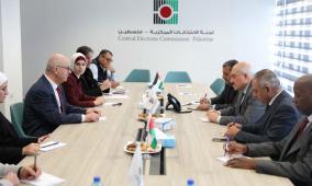 وزارة الحكم المحلي ولجنة الانتخابات المركزية تبحثان الاستعدادات الجارية لاجراء الانتخابات المحلية