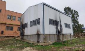 شاهد | مستوطنون يحرقون غرفة صفية في مدرسة جالود جنوب نابلس