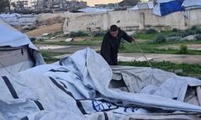 غزة: استمرار القصف وغرق خيام واقتلاعها بفعل المنخفض الجوي