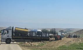 عائلات من شلال العوجا تفكك مساكنها قسرًا تحت ضغط اعتداءات المستوطنين