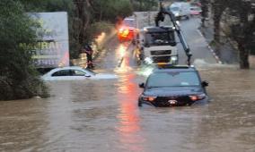 أبو غوش: إنقاذ رجل وامرأة حاصرتهما السيول داخل مركبة