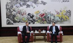 السفير عواد يبحث سبل التعاون مع رئيس جمعية الصداقة الصينية