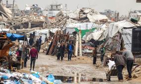 غارات وقصف على مناطق في قطاع غزة ووفاة رضيعة بسبب البرد