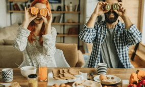 مقارنة غذائية: الكيوي والبرتقال.. أيهما أغنى بفيتامين C؟