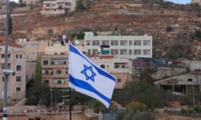 الاحتلال يرفع أعلامه على مبانٍ ومحال تجارية في مخيم طولكرم ومحيطه