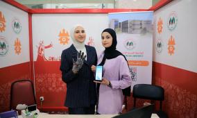 القفاز الذكي الناطق يمكن الصم والبكم من التواصل