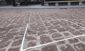 لوحة فارغة" على الأرض بـ18 ألف دولار تشعل تفاعلات ساخرة