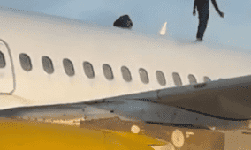تأخر رحلة سفر بسبب "رقصة" على سطح الطائرة