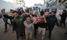 3 شهداء بينهم طفلة إثر قصف للاحتلال على دير البلح وغزة