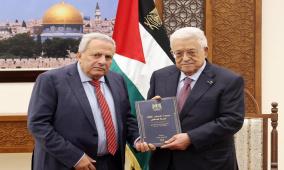 الرئيس يتسلم مسودة الدستور المؤقت لدولة فلسطين