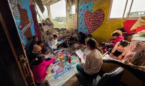 خاص| بالألوان يداوون الحرب: فنانة تحوّل الرسم إلى علاج نفسي لأطفال غزة