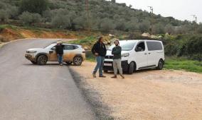 مستوطنون يعترضون جولة لمحافظ سلفيت والسفير الروسي في وادي المطوي