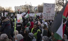 بينهم يهود.. احتجاجات أمام البيت الأبيض رفضا لاستمرار الحرب
