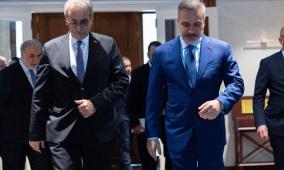 وزير الخارجية التركي يستقبل رئيس اللجنة الوطنية لإدارة قطاع غزة في انقرة