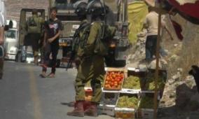 الاحتلال يزيل بسطات تجارية عند مدخل بلدة عناتا