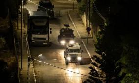 الاحتلال يفجر منزلا ويعتقل شابا في بيت أمر شمال الخليل