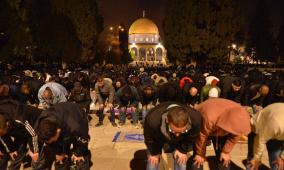 60 ألف مصلٍ يؤدون العشاء والتراويح في "الأقصى"