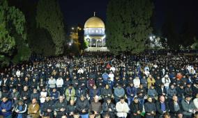 صور| 100 ألف مصلٍ يؤدون العشاء والتراويح في المسجد الأقصى