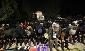 بالصور| 60 ألفًا يؤدون صلاة التراويح في المسجد الأقصى