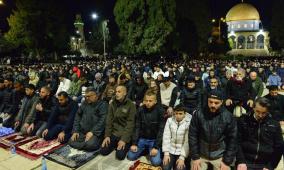 صور| 50 ألف مصلٍ يؤدون صلاتي العشاء والتراويح في المسجد الأقصى