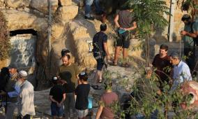 مستوطنون يقتحمون مسكناً في خربة الحلاوة ويخربون ألواح طاقة شمسية وأسواراً بمسافر يطا