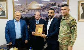 بلدية أريحا تكرم المستشار الاقتصادي الدكتور سمير جراد