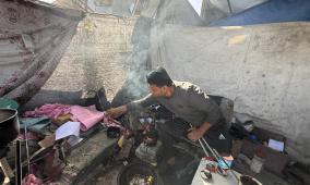 خاص | من موقدٍ بديل إلى حديقةٍ صغيرة… نصير يحوّل البتر إلى حياة في خيمة النزوح