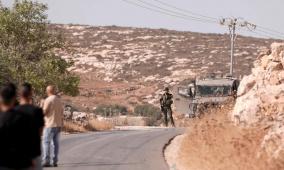 مستوطنون يشقون طريقا استيطانيا شمال شرق رام الله