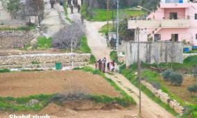 تمهيدا لتفجير منزل أسير: الاحتلال يجبر مواطنين على الإخلاء في دورا