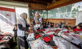 وكالة بيت مال القدس توزع كسوة العيد وتمنح هدايا للأطفال في قرى القدس