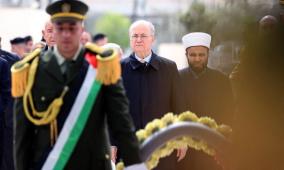 رئيس الوزراء وعدد من الوزراء يضعون إكليلا من الزهور على ضريح الشهيد ياسر عرفات
