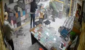 القبض على 3 أشخاص مشتبه بهم بتحطيم محل تجاري في الخليل