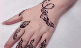 خاص| من موهبة إلى مشروع ناجح.. رجاء علي ماضي تحوّل رسم الحنّة إلى مصدر دخل وتدريب للفتيات