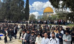 100 ألف مصلِ أدوا صلاة الجمعة في المسجد الأقصى