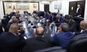 رئيس الوزراء يترأس اجتماعا مع المحافظين ووزراء الاختصاص لتعزيز صمود المواطنين وضبط الأسواق