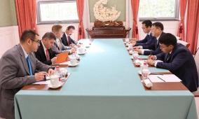 السفير عواد يلتقي مسؤولا صينيا ويطلعه على تطورات الأوضاع في فلسطين