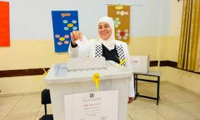 بالصور| غنام تدلي بصوتها في الانتخابات المحلية بدير دبوان