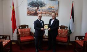 السفير عواد يستقبل رئيس الجالية الفلسطينية بمدينة شانغهاي