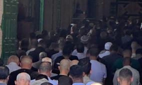 عشرات الآلاف يؤدون الجمعة في المسجد الأقصى