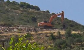 مستوطنون يشرعون بتجريف أراضٍ زراعية غرب سلفيت