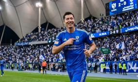 هل يرتدي ليفاندوفسكي قميص الهلال السعودي؟