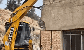 الاحتلال يجبر مواطنة على هدم منزلها في القدس