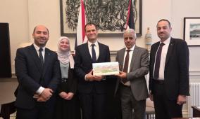 "التربية" تُطلع وزيراً بريطانياً على الانتهاكات بحق التعليم عبر لقاء افتراضي لمدرسة في الخليل